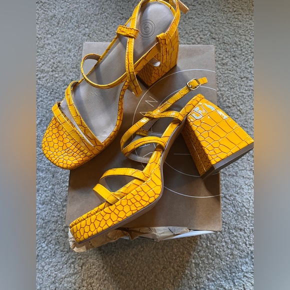 NEW Urban outfitters Olive Strappy Heels Sandals Sz 7 Croc yellow Block Summer - Picture 2 of 9